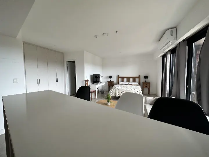 ¡Raro de encontrar! Monoambiente de 45 m² de amplitud a una cuadra de avenida Santa Teresa