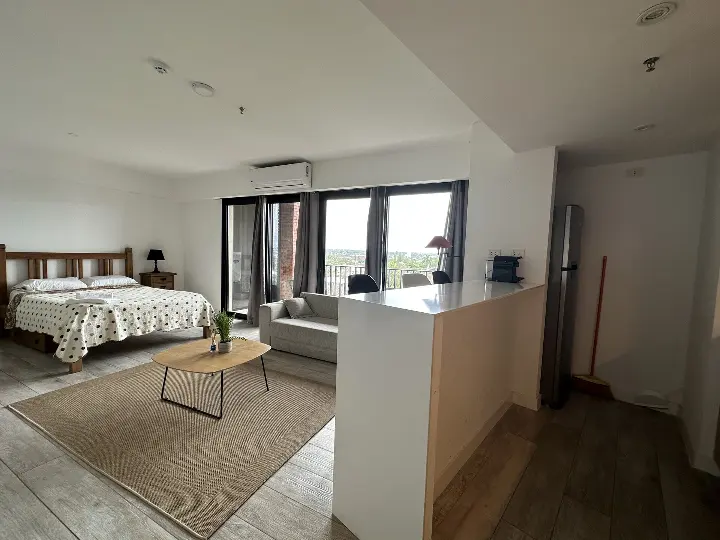 ¡Raro de encontrar! Monoambiente de 45 m² de amplitud a una cuadra de avenida Santa Teresa